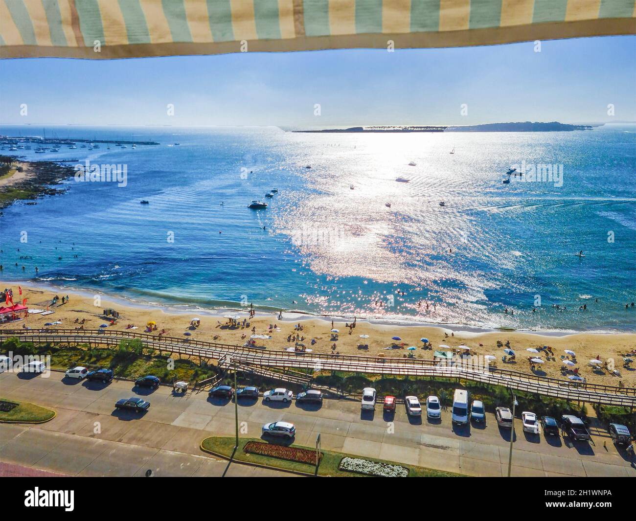 PUNTA DEL ESTE, URUGUAY, GENNAIO - 2021 - affollata spiaggia di mansa scatto aereo dalla vista di appartamento di fronte al mare, punta del este, uruguay Foto Stock