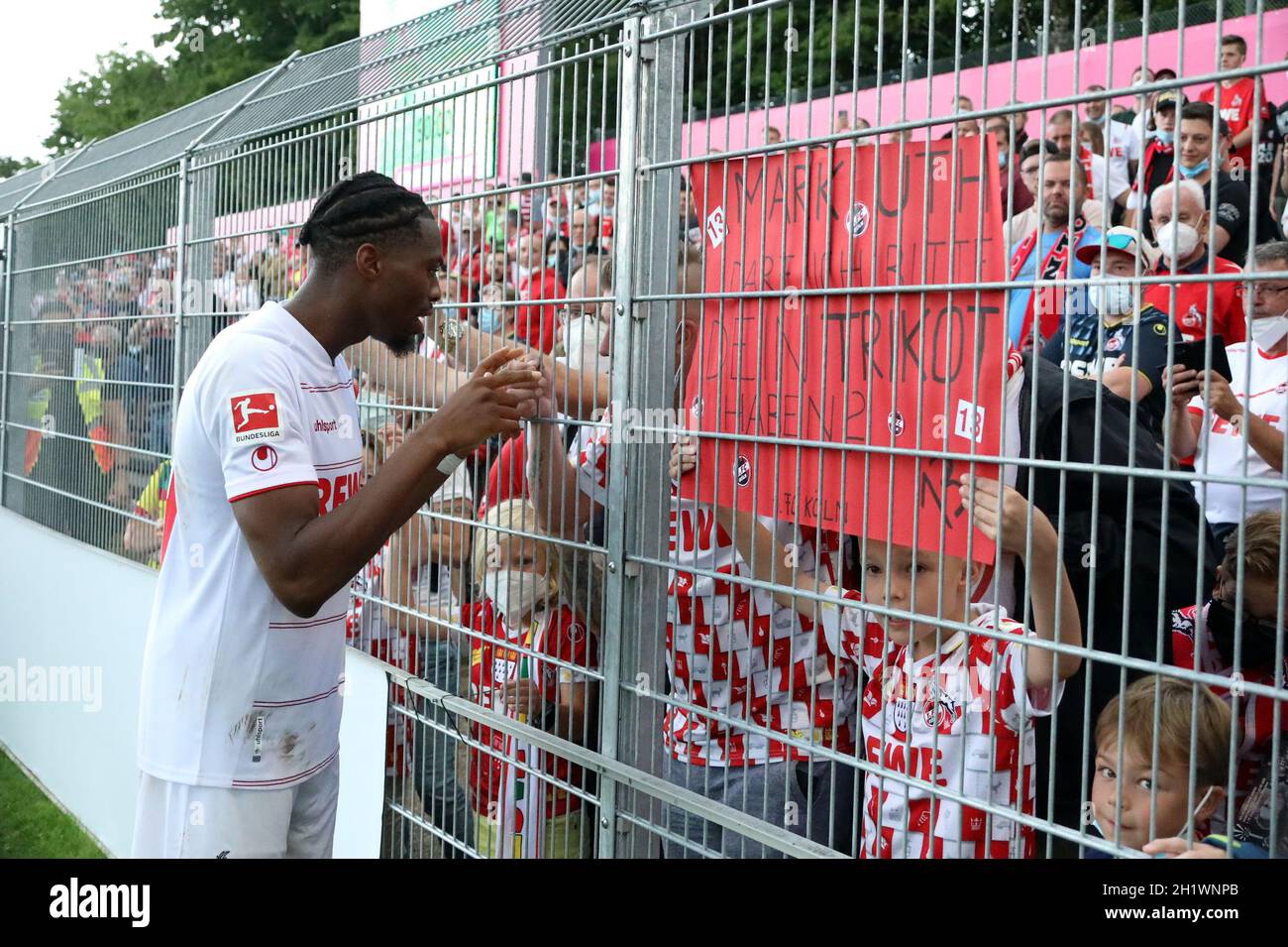 Ank an die fans: Ehizibue Kingsley (Koeln) bedankt sich bei den kleinen und Großen fans für die Unterstützung beim Fußball-Testspiel: 1. FC Köln - FC Foto Stock