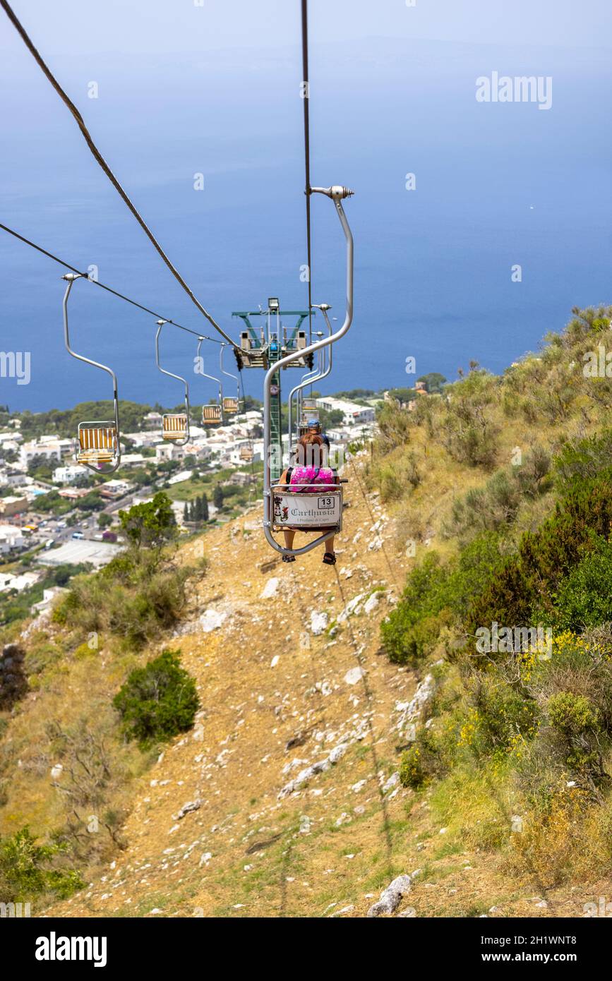 Isola di Capri, Italia - 28 giugno 2021: Seggiovia per Monte Solaro, vista delle seggioloni con turisti Foto Stock