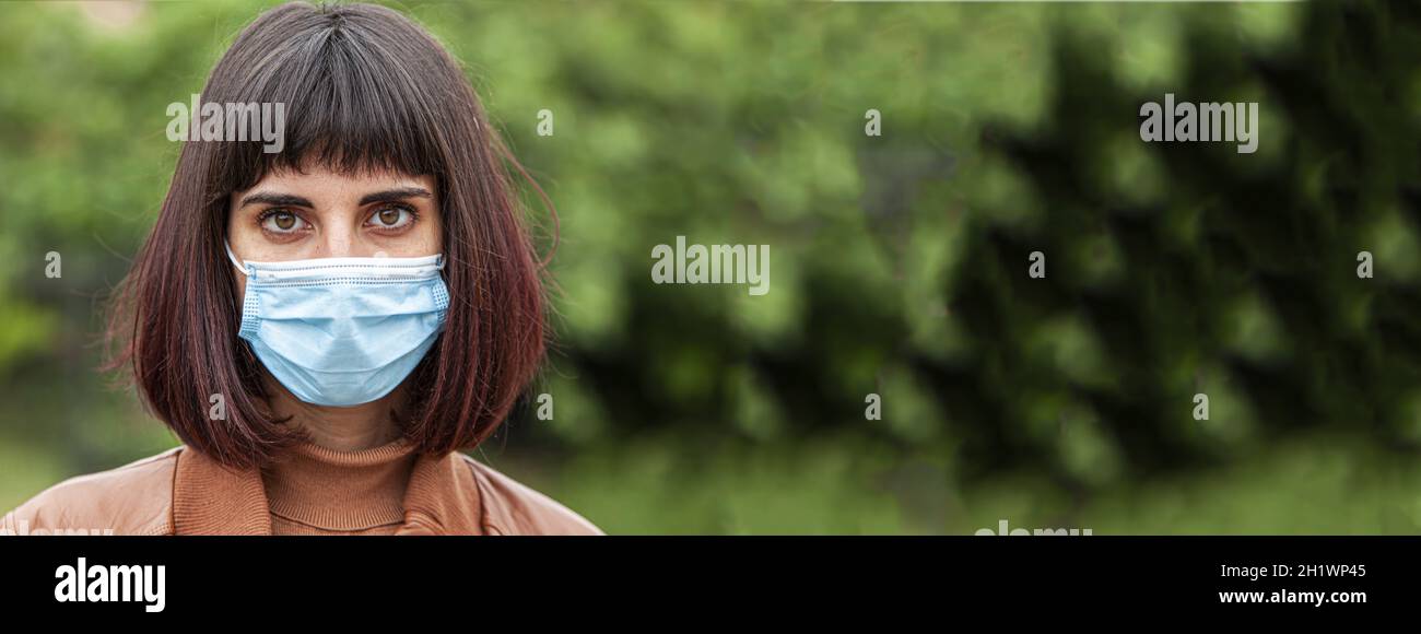 La ragazza indossa maschera, banner con spazio di copia Foto Stock