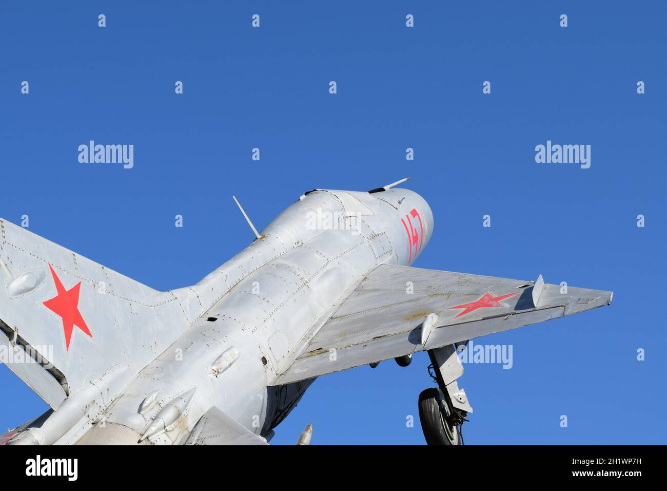 Krymsk, Russia - Agosto 21, 2016: velivoli da combattimento. Campo di aviazione militare e parcheggi di piani Foto Stock