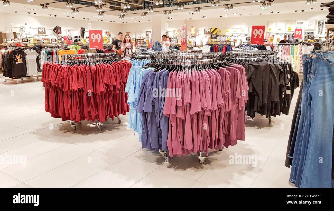 Ucraina Kiev 04 settembre 2019 Un grande negozio di abbigliamento manichini e molte file con appendiabiti una varieta di dimensioni e colori. Black Friday un giorno Foto stock Alamy