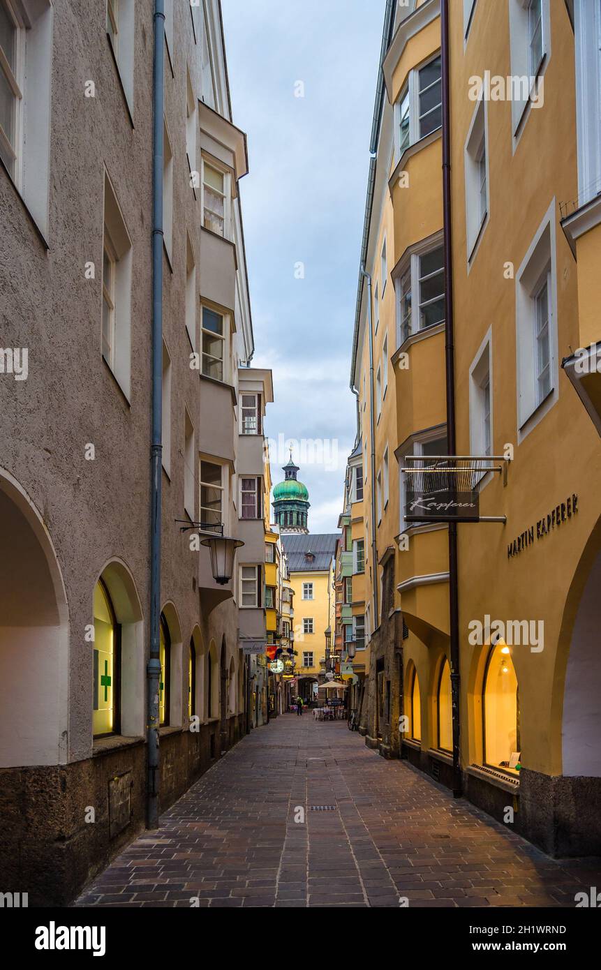 INNSBRUCK, AUSTRIA - 2 SETTEMBRE 2013: Vista sulle strade e sulla tipica architettura tirolese di Innsbruck, Austria Foto Stock