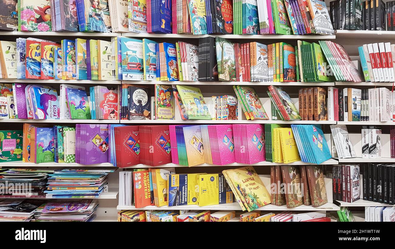 Ucraina, Kiev - 10 ottobre 2019: Un negozio di letteratura per bambini e adulti. Vetrine sul mercato con nuovi libri. Foto editoriale Foto Stock