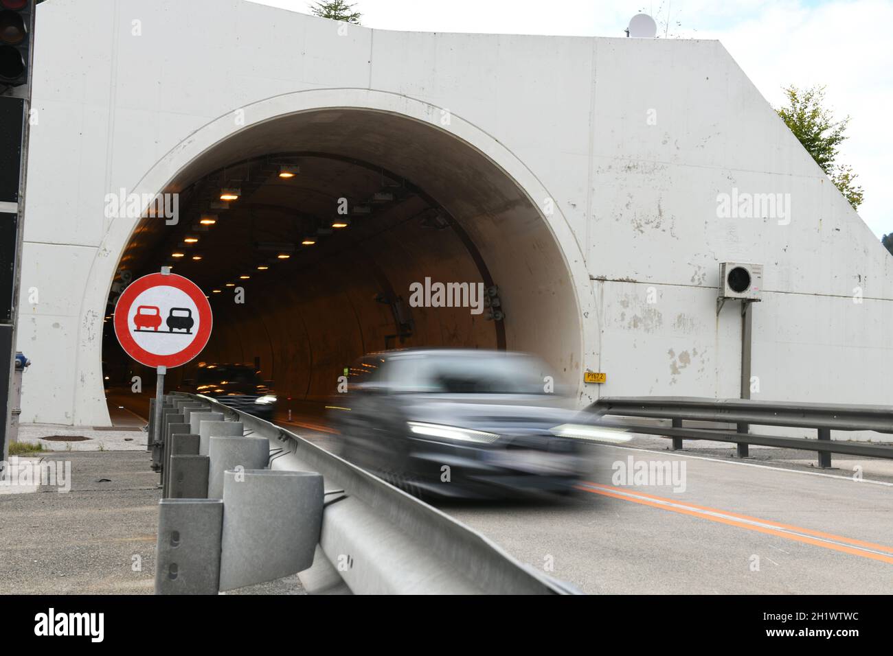 Tunnel-Einfahrt auf der Pyhrnautobahn A9, Oberösterreich, Österreich - ingresso del tunnel sul Pyhrnautobahn A9, Austria superiore, Austria Foto Stock