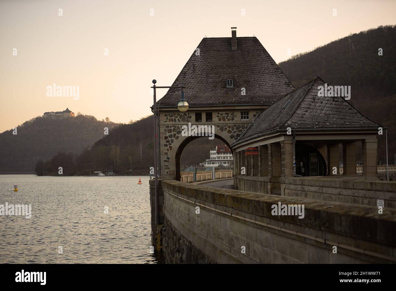 Muro della diga presso il lago tedesco chiamato Edersee in primavera Foto Stock