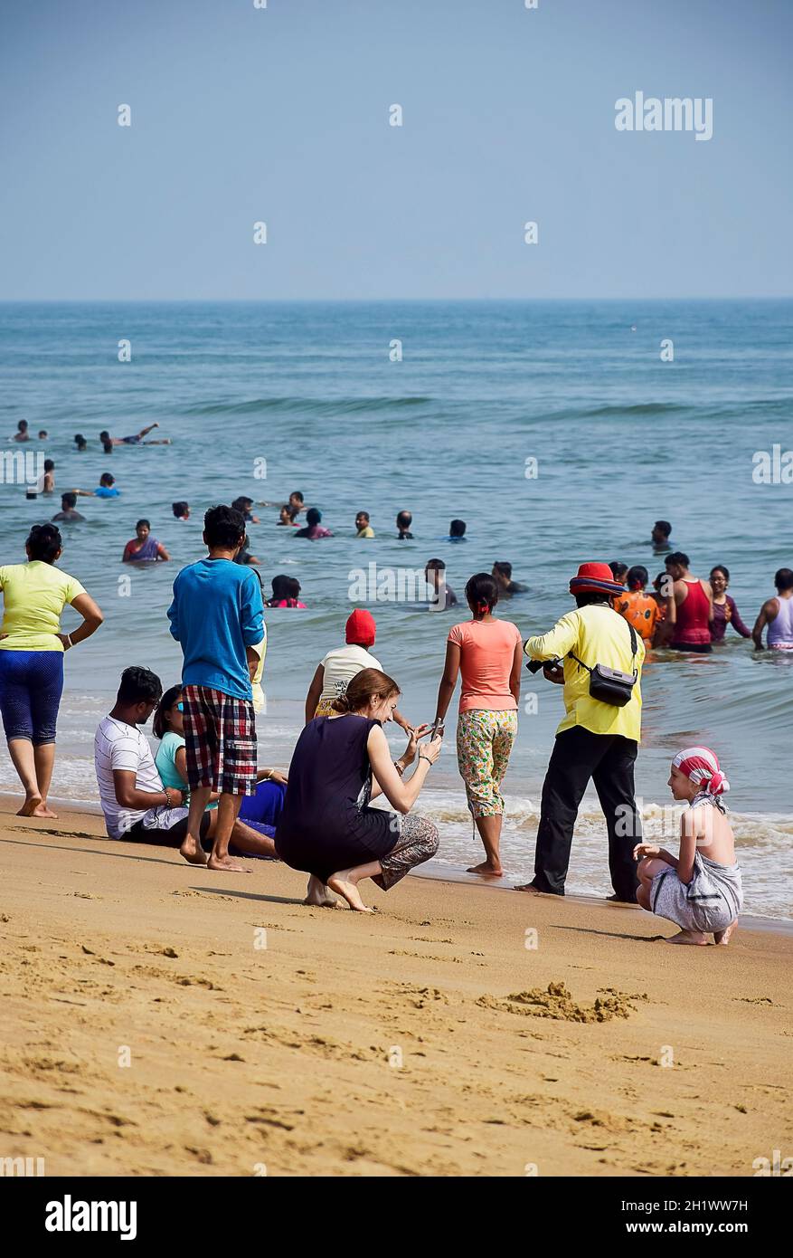 La gente che si gode la vita di spiaggia di Puri in India orientale un luogo santo a Buon divertimento. Febbraio 2020.Mass viaggiando per divertimento al mare o Beach ar Foto Stock