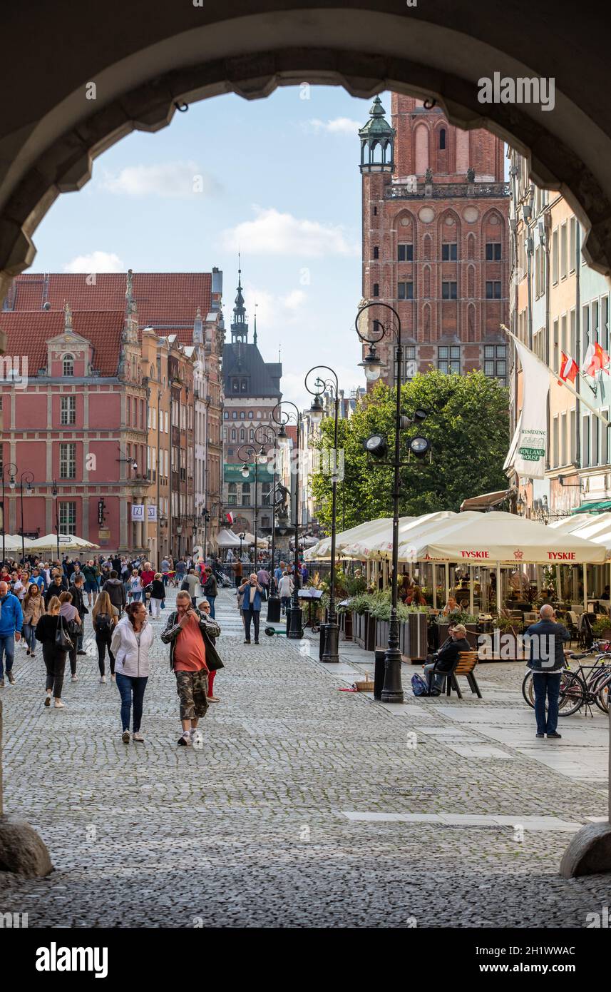 Gdansk, Polonia - 9 settembre 2020: Turisti che camminano in una giornata di sole lungo il mercato lungo a Gdańsk. Pomerania, Polonia Foto Stock