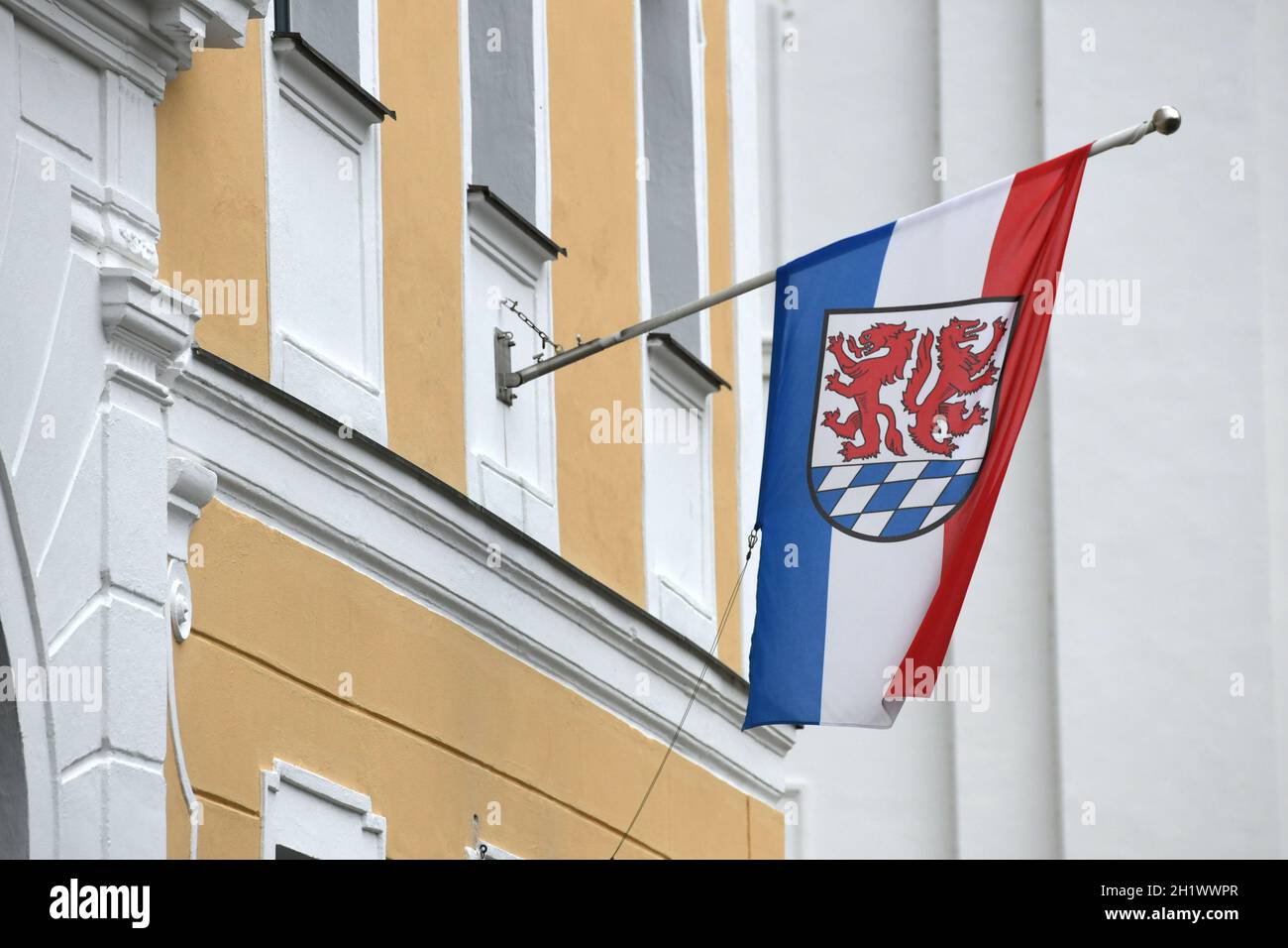 Fahne mit dem Wappen des Landkreises passau, Bayern, Deutschland - Bandiera con stemma del distretto di Passau, Baviera, Germania Foto Stock
