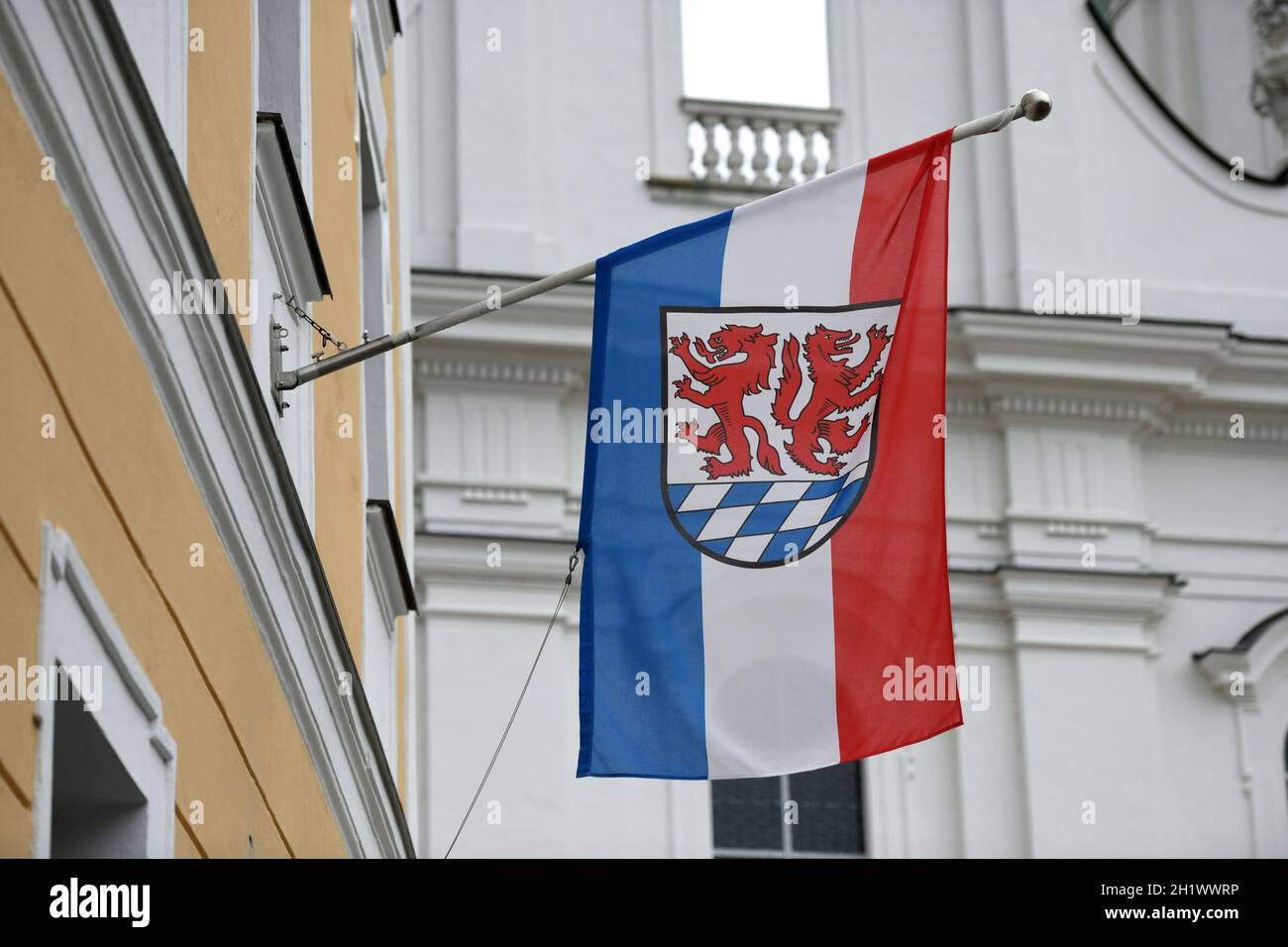 Fahne mit dem Wappen des Landkreises passau, Bayern, Deutschland - Bandiera con stemma del distretto di Passau, Baviera, Germania Foto Stock