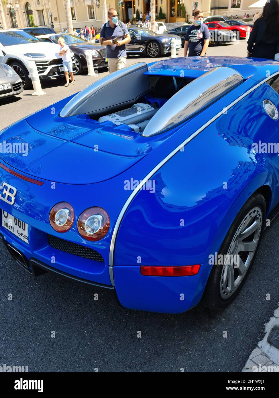 Monte-Carlo, Monaco - 1 agosto 2021: Blue Bugatti Veyron 16.4 Supercar di lusso parcheggiata di fronte all'Hotel De Paris a Monaco, sulla Costa Azzurra, Foto Stock