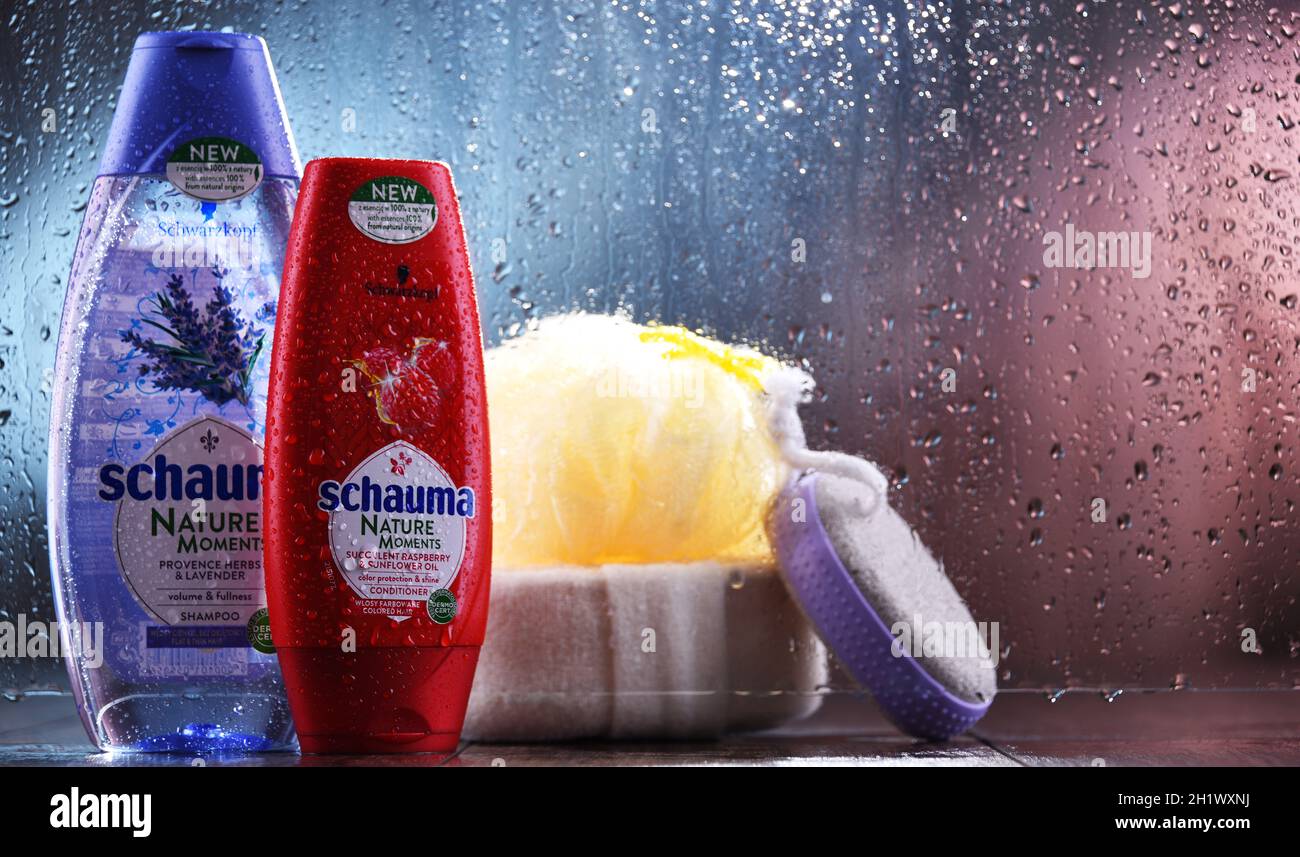 POZNAN, POL - Oct 23, 2020: Bottiglie di prodotti Schwarzkopf, popolare marca di primo shampoo liquido sviluppato dal chimico tedesco Hans Schwarzkopf nel 192 Foto Stock