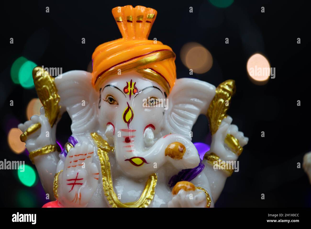 Closeup dettagliato di Dio indù Signore Ganesha Ganpati Bappa Morya in Orange Pandi per il culto su Diwali Puja nuovo anno Deepawali Ganesh Chaturthi o Shubh Foto Stock