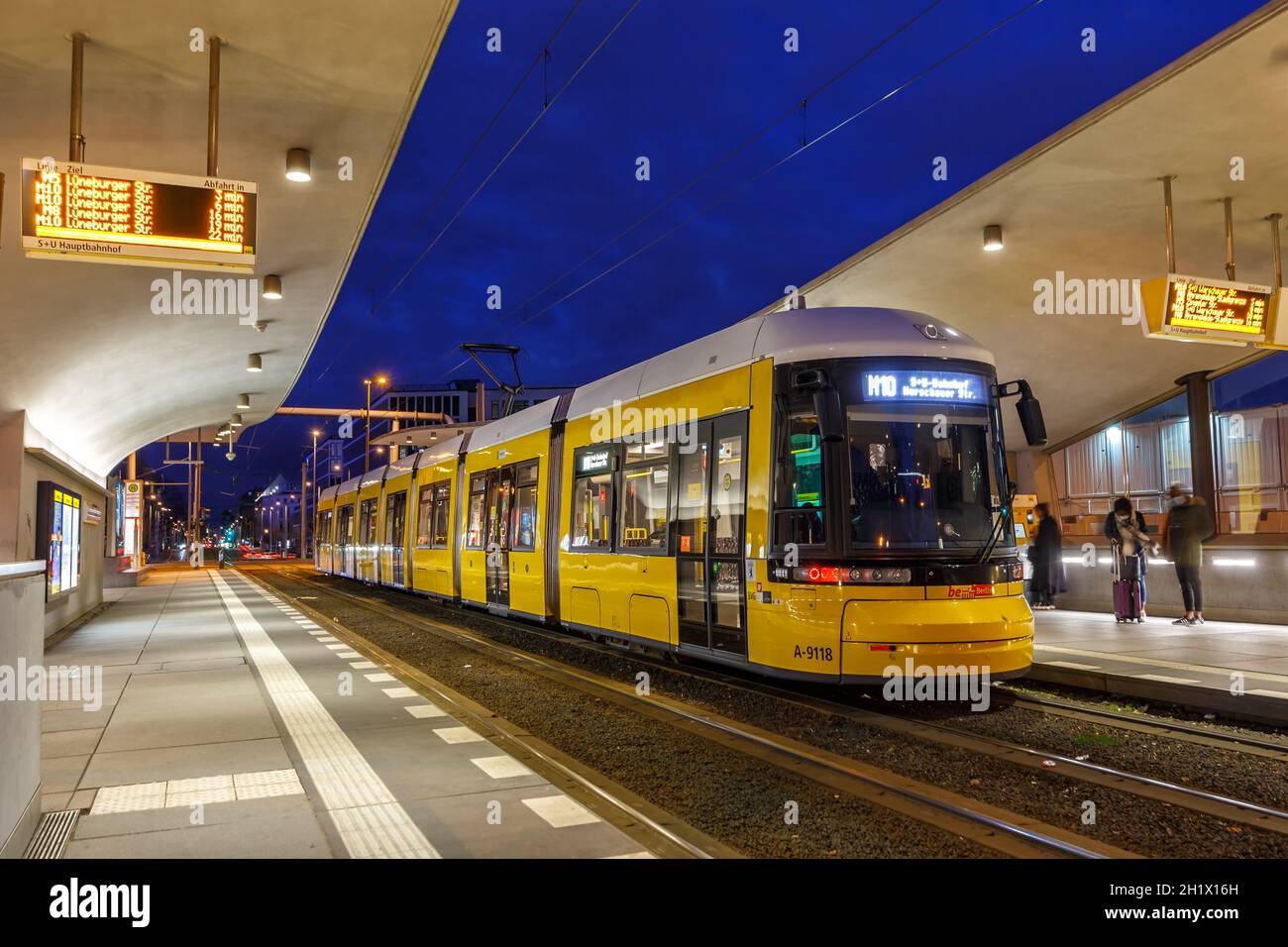 Berlino, Germania - 22 aprile 2021: Tram Bombardier Flexity trasporto pubblico ferroviario leggero Hauptbahnhof stazione centrale a Berlino, Germania. Foto Stock