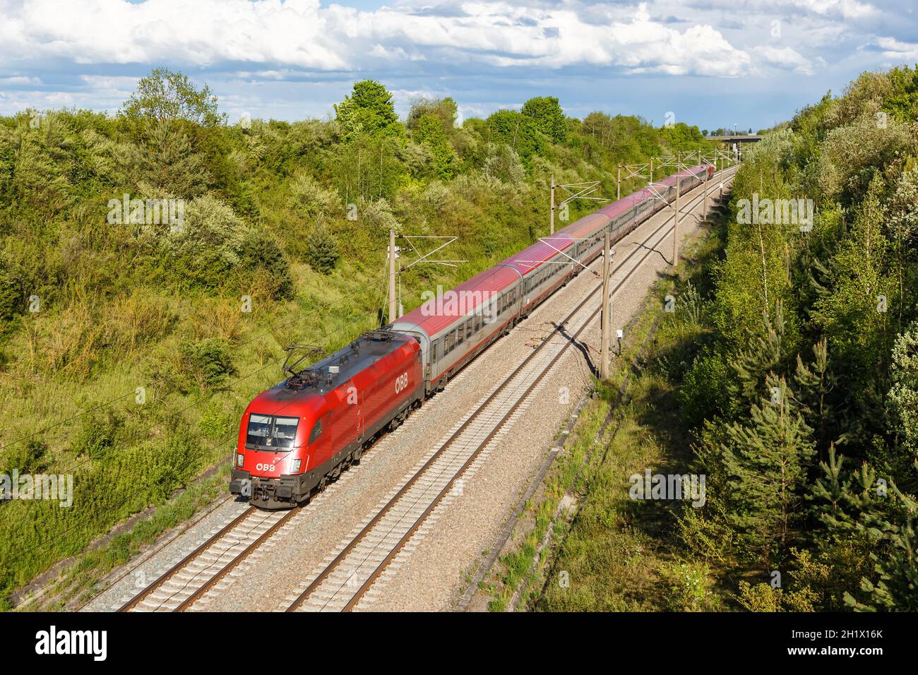 Stoccarda, Germania - 14 maggio 2021: Treno Intercity IC ÖBB Österreichische Bundesbahnen sulla linea ferroviaria ad alta velocità Mannheim-Stuttgart in Germania. Foto Stock