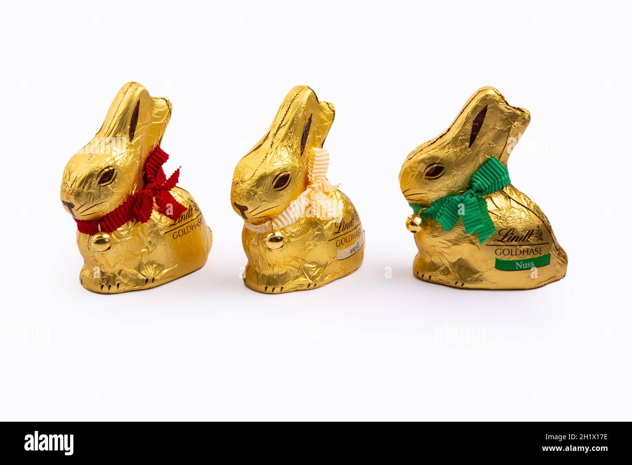 HUETTENBERG, GERMANIA, 2021-04-04: Tre coniglietto d'oro Lindt. Vestito in oro, con un nastro e campana dorata che suona, è il tradizionale Lindt Easte Foto Stock