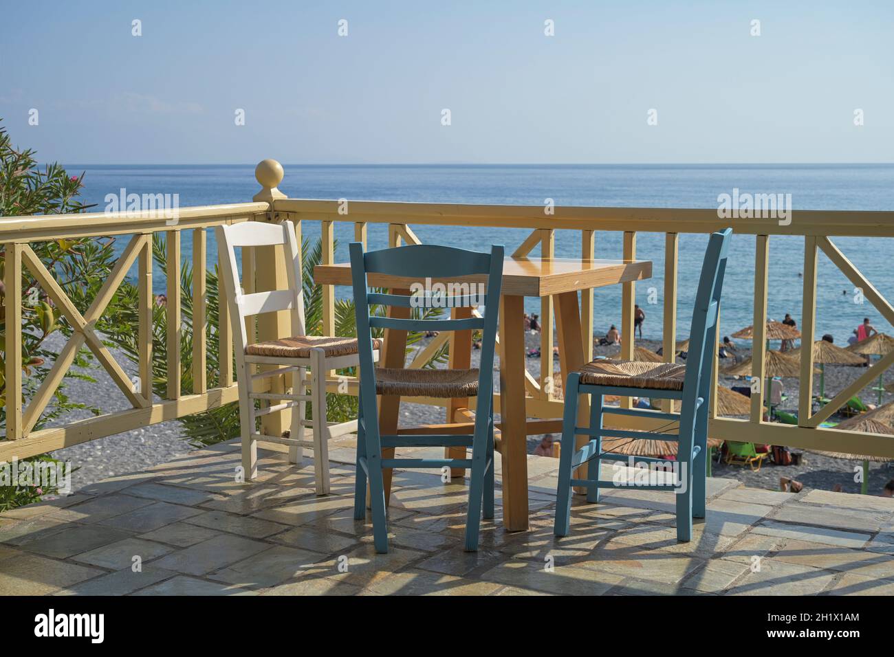 Ristorante, Stühle, Meeblick, Agia Roumeli, Kreta, Griechenland Foto Stock