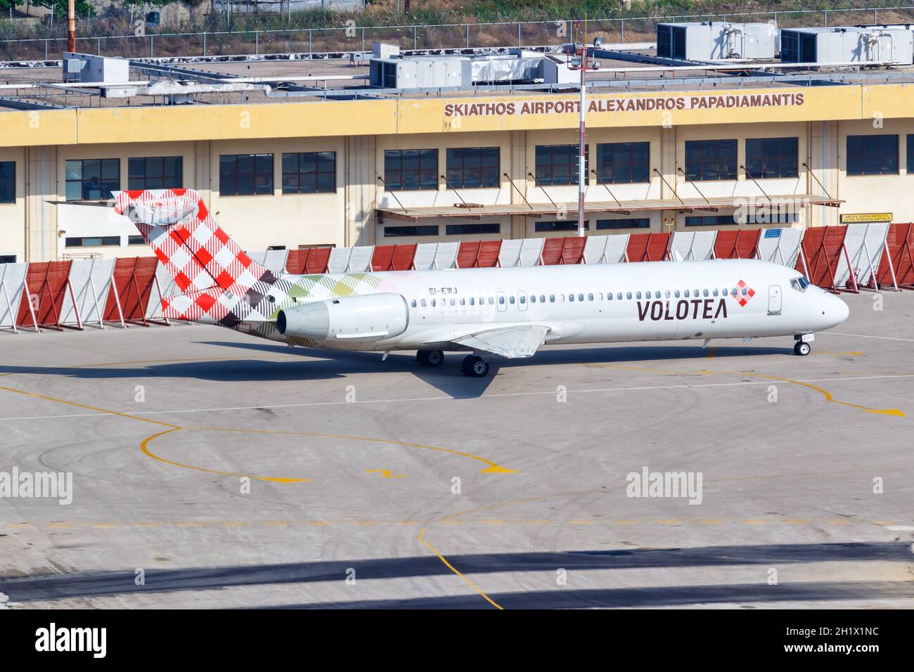 Skiathos, Grecia - 7 giugno 2016: Volo Volotea Boeing 717 all'aeroporto di Skiathos (JSI) in Grecia. Foto Stock