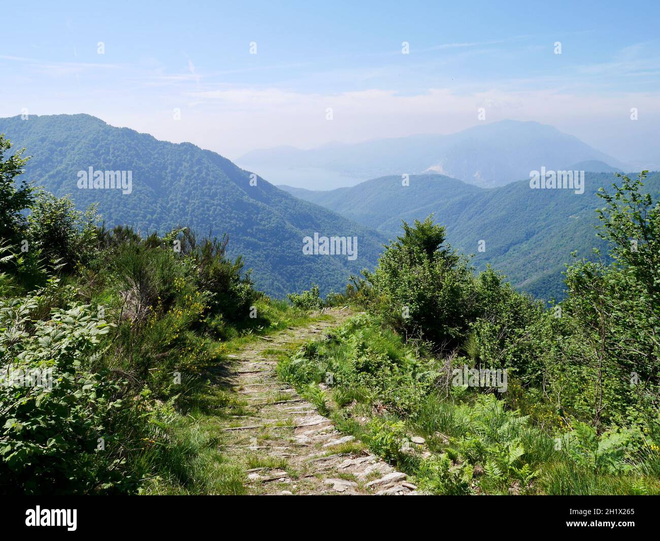 Mulattiera in pietra a cima Sasso in Val Grande, parco nazionale piemontese, Italia con vista sul Lago maggiore. Foto Stock