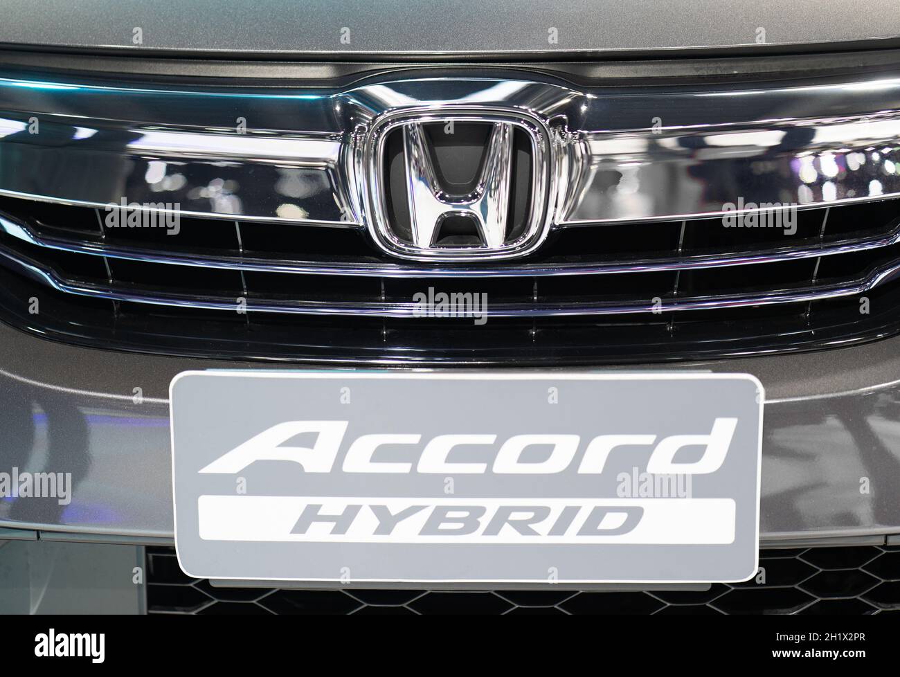 Saraburi Thailandia - 8 aprile 2018 : selezionato focalizzato sul marchio commerciale Honda emblema e logo Accord Hybrid presso lo showroom auto Foto Stock