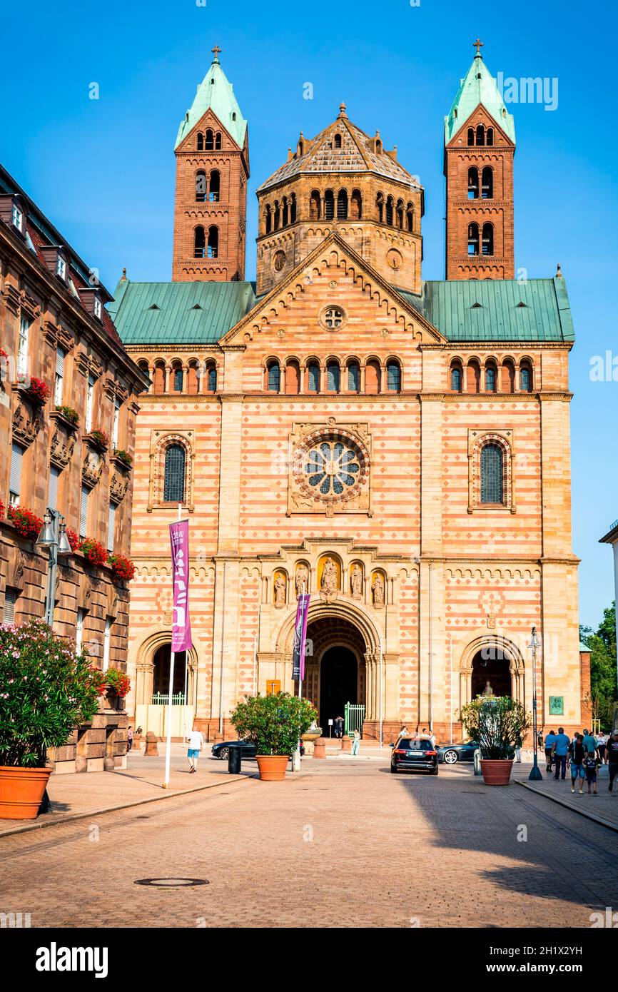 Speyer, Germania - 21 agosto 2021: Cattedrale di Speyer in Germania, fondata dai Romani, una delle città più antiche della Germania Foto Stock