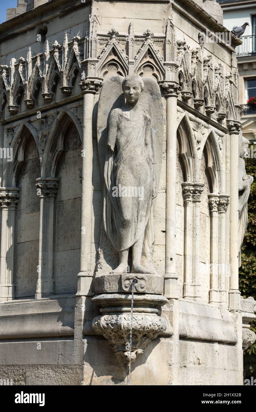 Parigi - Fontana della Vergine in Piazza Jean XXIII vicino lato est della Cattedrale Notre Dame Foto Stock