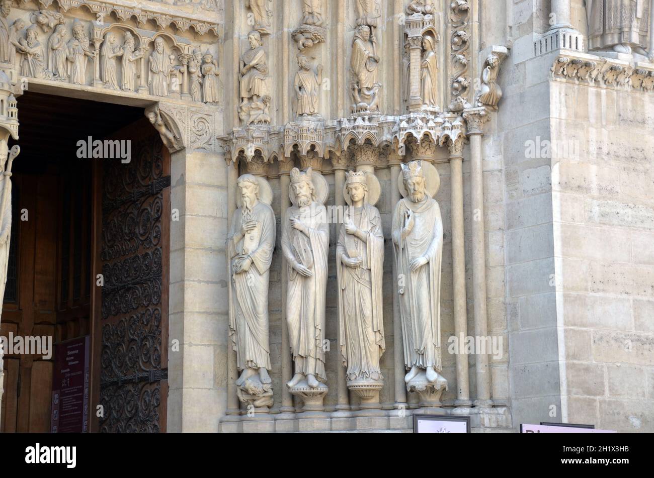 Parigi - facciata ovest della Cattedrale di Notre Dame. Il portale della Vergine Maria . Foto Stock