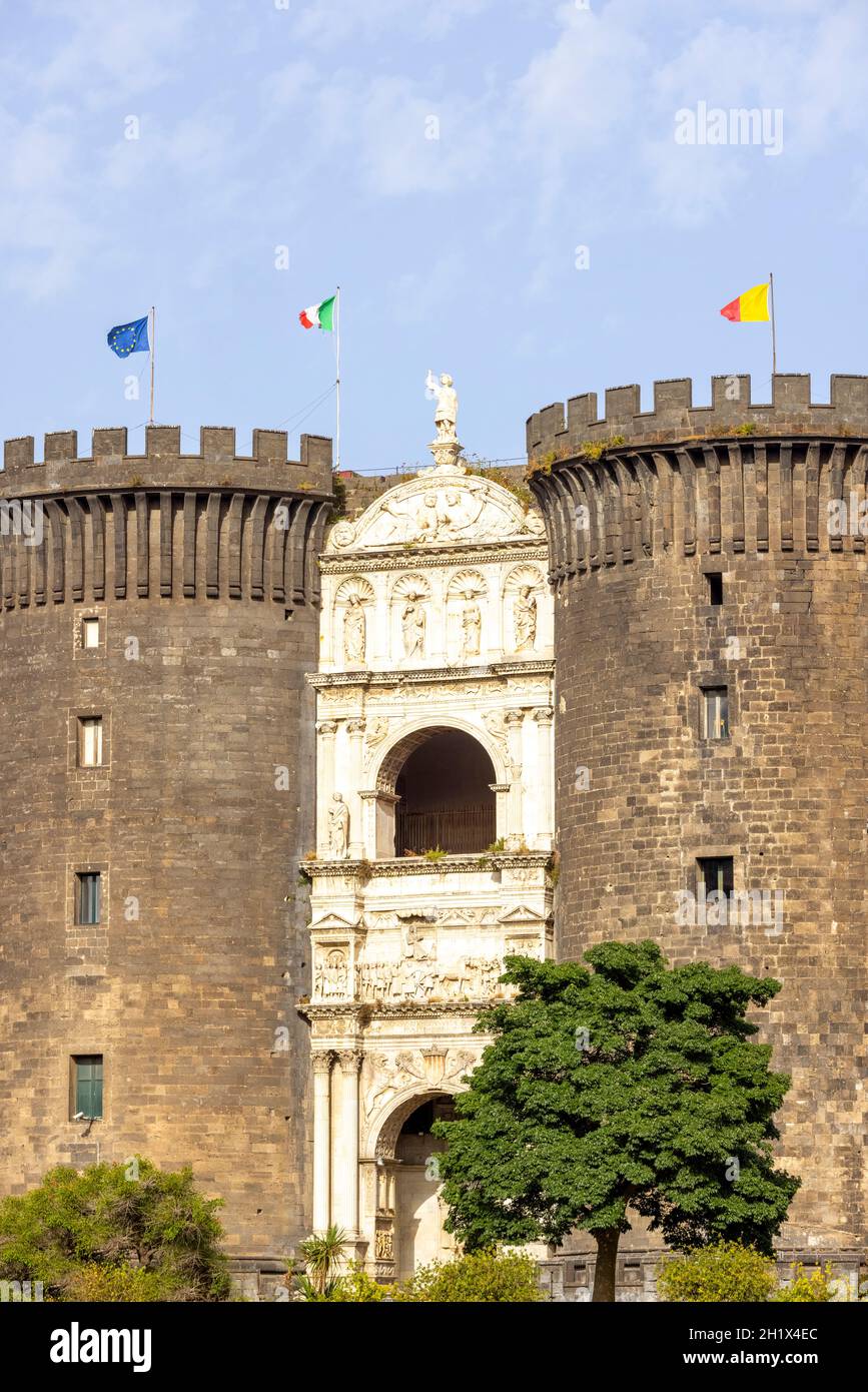 Castello nuovo medievale situato vicino al Porto di Napoli, vista frontale  delle torri di mattoni, Napoli, Italia Foto stock - Alamy