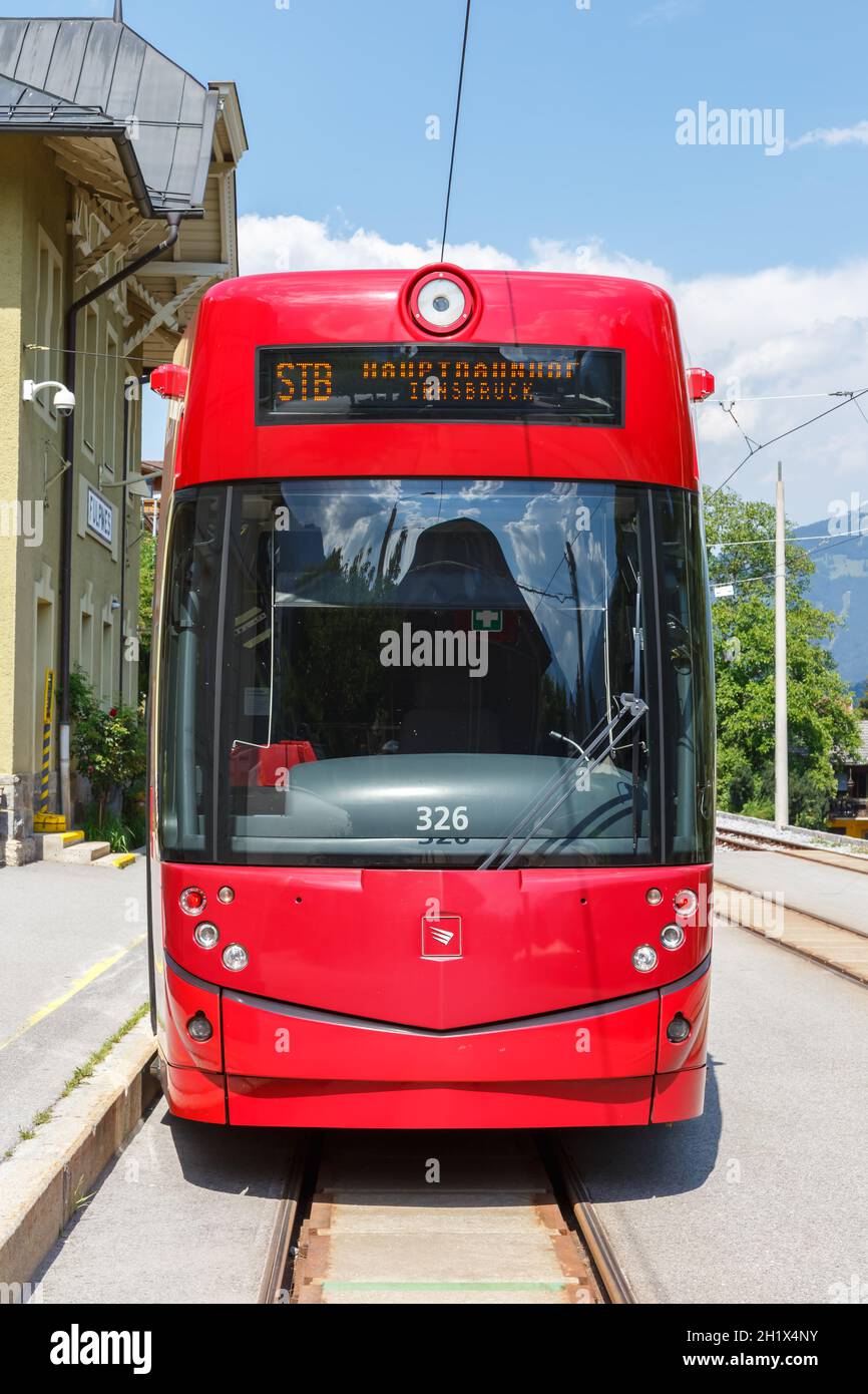 Fulpmes, Austria - 1 agosto 2020: Stubaitalbahn Innsbruck Tram Bombardier treno formato ritratto Stazione Fulpmes in Austria. Foto Stock