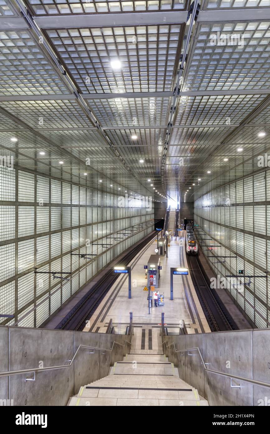 Lipsia, Germania - 19 agosto 2020: Stazione ferroviaria S-Bahn Leipzig City-Tunnel Wilhelm-Leuschner-Platz S Bahn formato verticale in Germania. Foto Stock