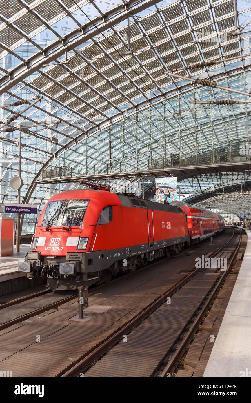 Berlino, Germania - 20 agosto 2020: Treno regionale suburbano alla stazione ferroviaria centrale di Berlino Hauptbahnhof formato ritratto Hbf in Germania. Foto Stock