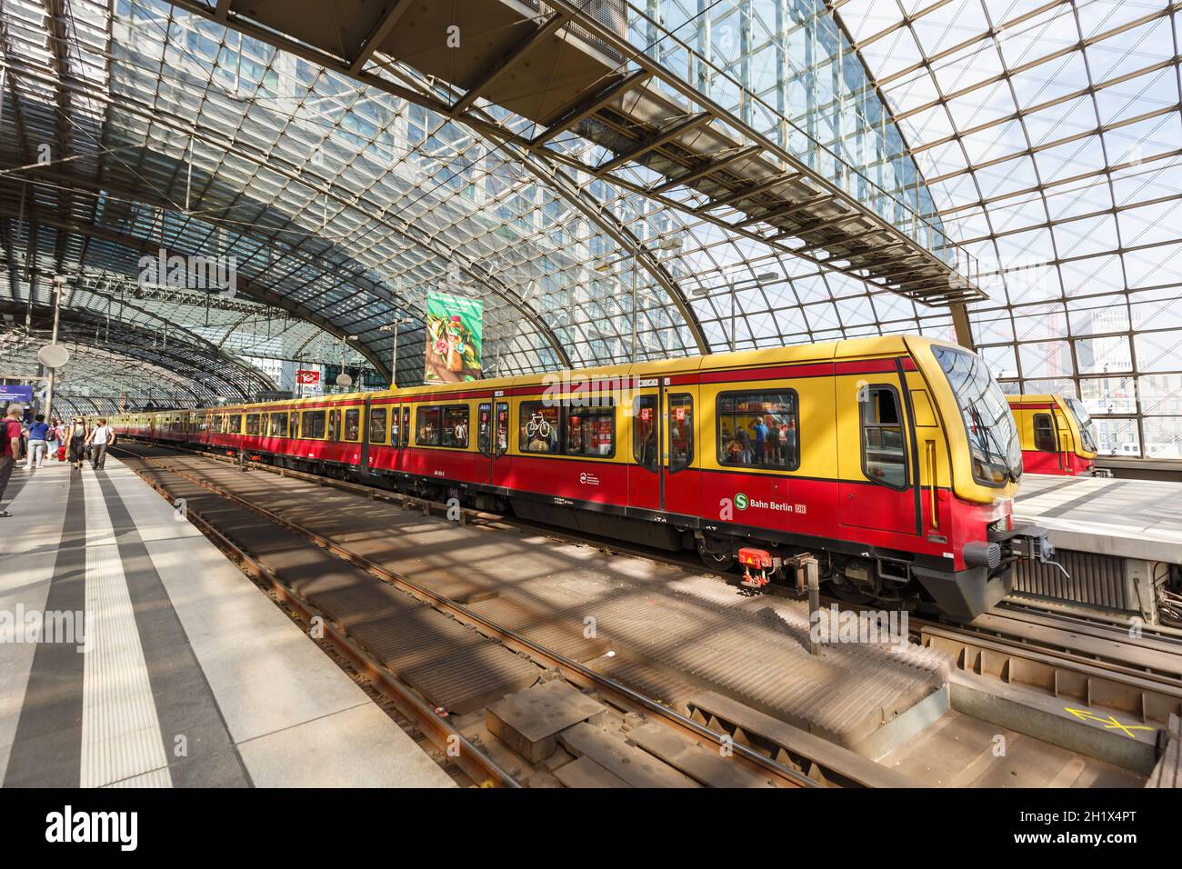 Berlino, Germania - 20 agosto 2020: Treno S-Bahn Berlino S Bahn alla stazione centrale Hauptbahnhof Hbf in Germania. Foto Stock