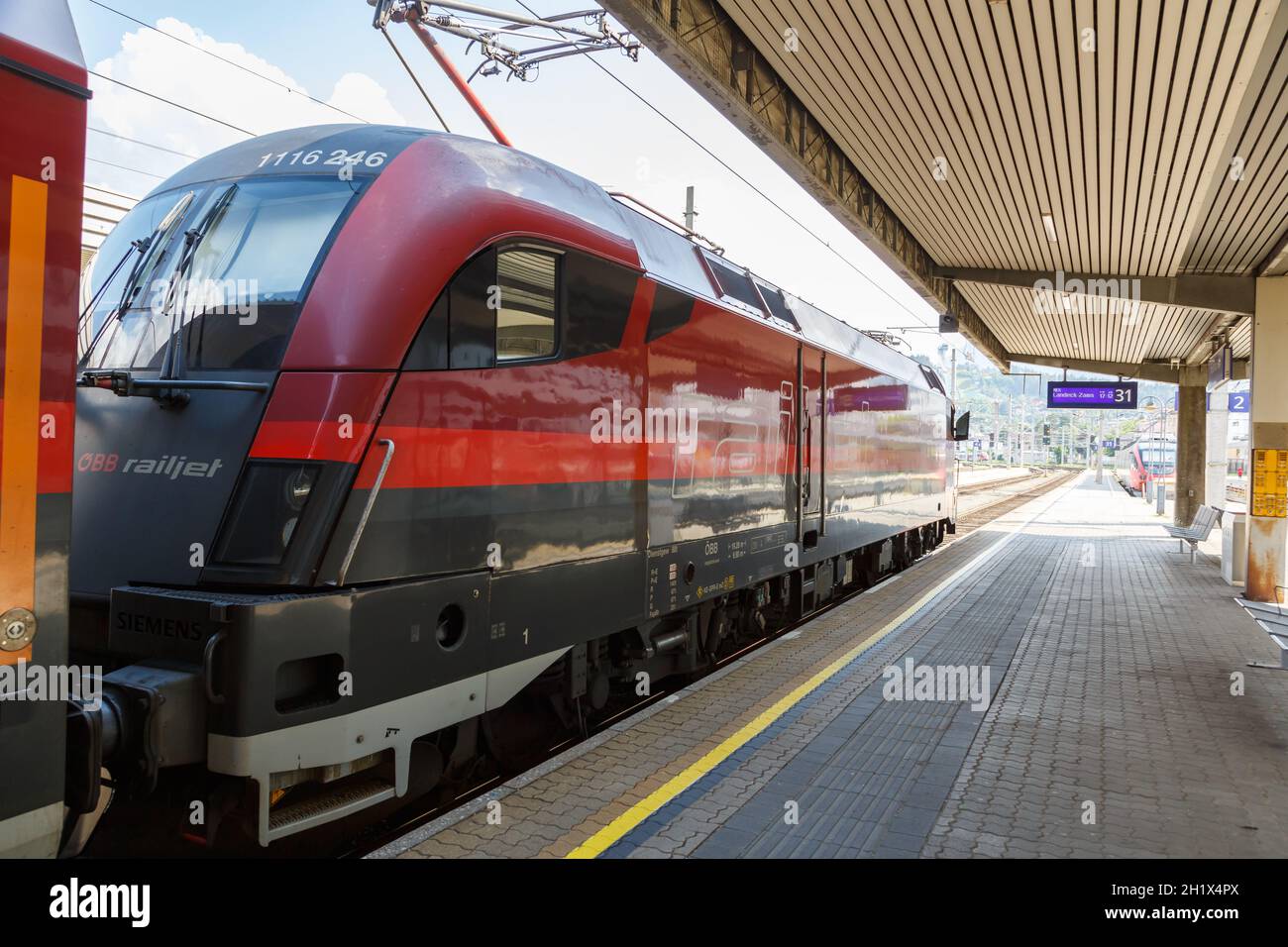 Innsbruck, Austria - 1 agosto 2020: Treno locomotiva ÖBB railjet stazione ferroviaria principale di Innsbruck Österreichische Bundesbahnen in Austria. Foto Stock