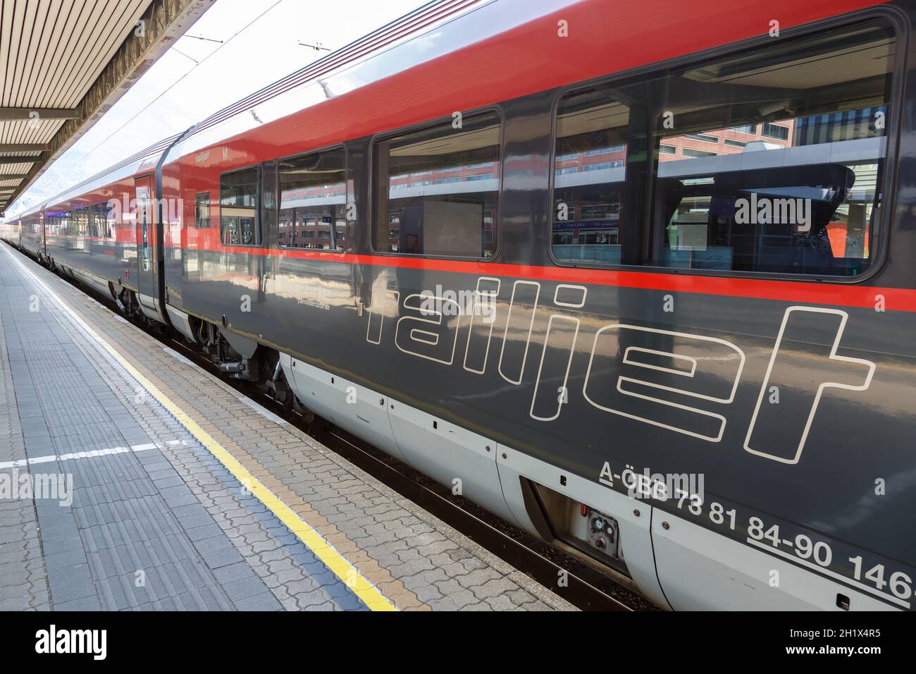 Innsbruck, Austria - 1 agosto 2020: ÖBB railjet Logo treno Innsbruck stazione ferroviaria principale Österreichische Bundesbahnen in Austria. Foto Stock