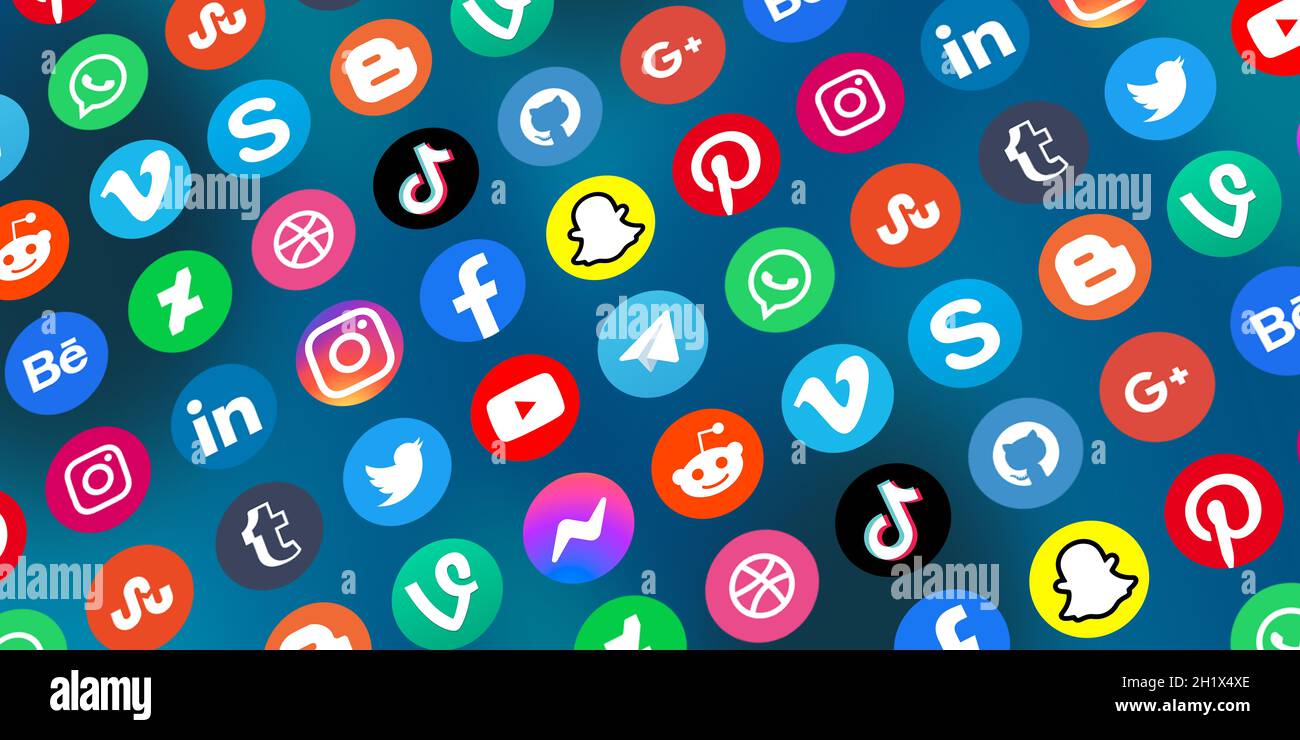 Stoccarda, Germania - 5 aprile 2021: Logo delle icone dei social media marketing network Facebook, Instagram, YouTube, Twitter e WhatsApp su internet ba Foto Stock