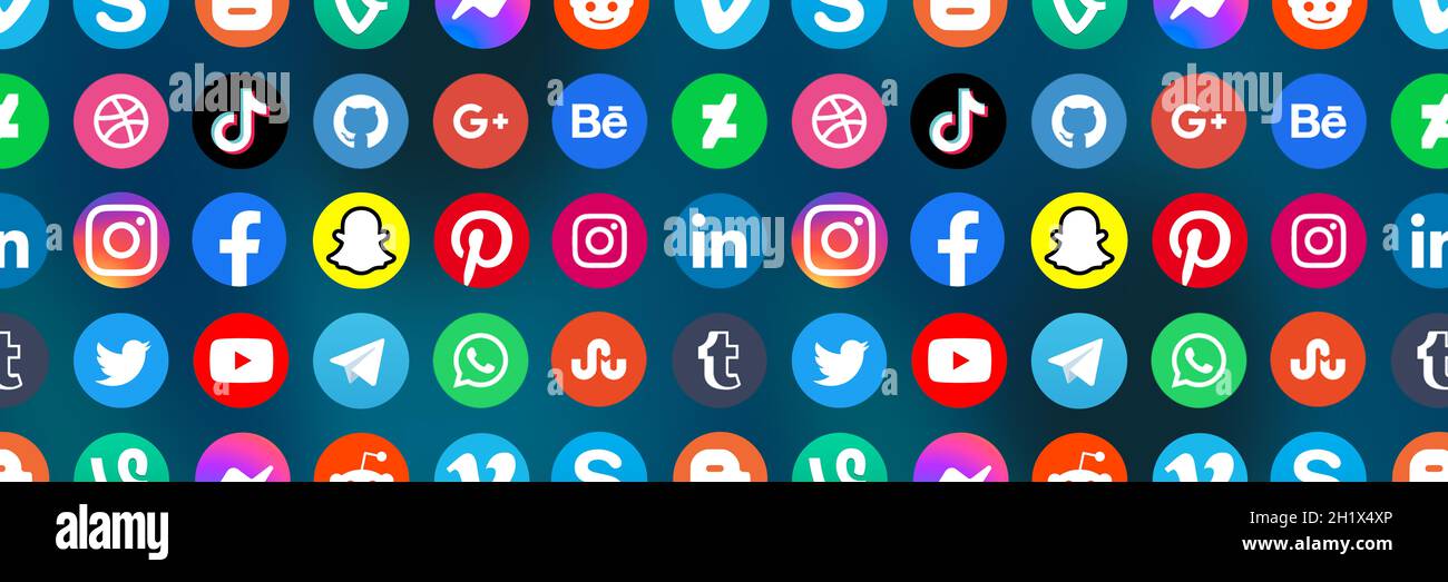 Stoccarda, Germania - 5 aprile 2021: Logo delle icone dei social media marketing network Facebook, Instagram, YouTube, Twitter e WhatsApp su internet ba Foto Stock