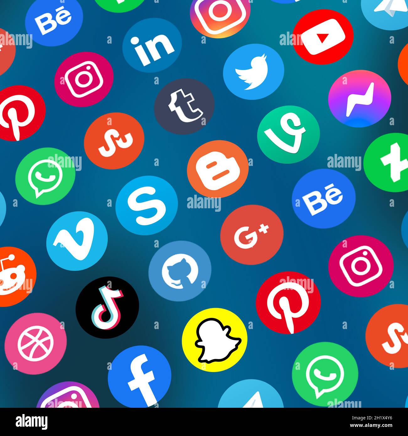 Stoccarda, Germania - 5 aprile 2021: Logo delle icone dei social media marketing network Facebook, Instagram, YouTube, Twitter e WhatsApp su internet sq Foto Stock