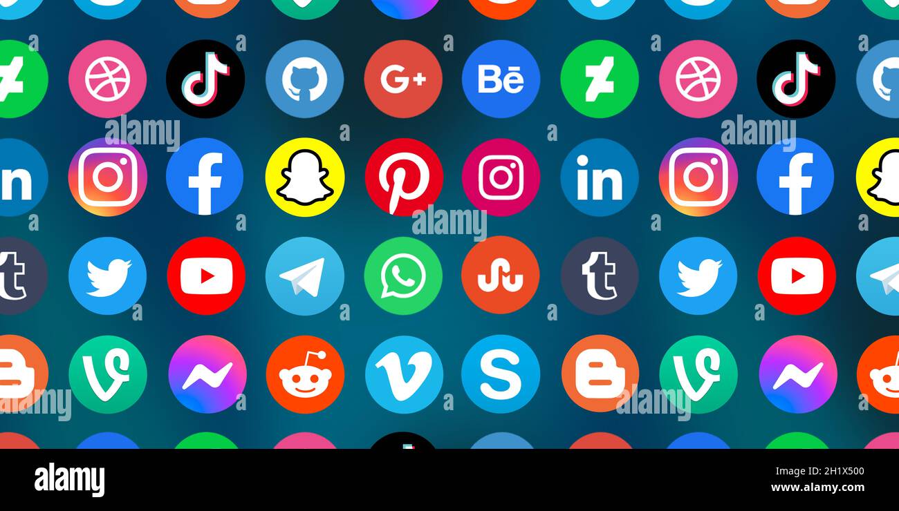 Stoccarda, Germania - 5 aprile 2021: Logo delle icone dei social media marketing network Facebook, Instagram, YouTube, Twitter e WhatsApp su internet ba Foto Stock