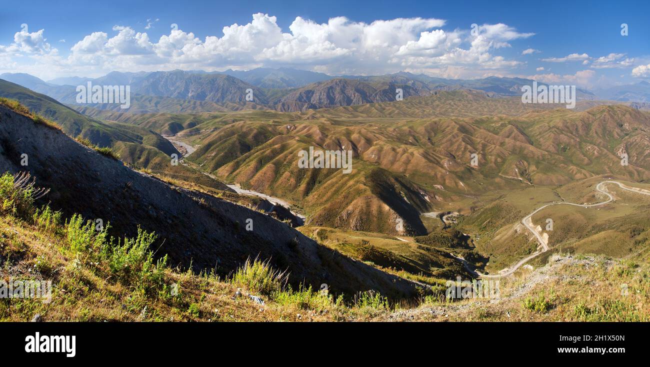 Montagne Tian Shan in Kirghizistan, vista panoramica sulle montagne della steppa kirghizistan. Foto Stock