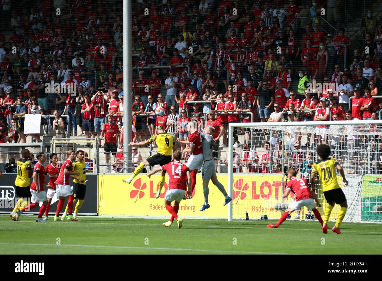 Turm in der Festung: Torwart Mark Flekken (SC Freiburg) zeigte eine starke Leistung, Erling Haaland (Dortmund) blieb ohne Torerfolg im Spiel der 1. FB Foto Stock