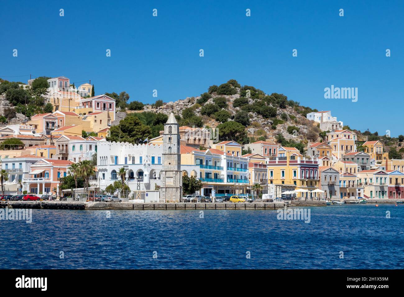 SYMI, Grecia - JUN 03, 2021. Il porto della città di Symi, con i distretti di Chorio e Gialos, è uno dei più belli e romantici dell'intera A. Foto Stock