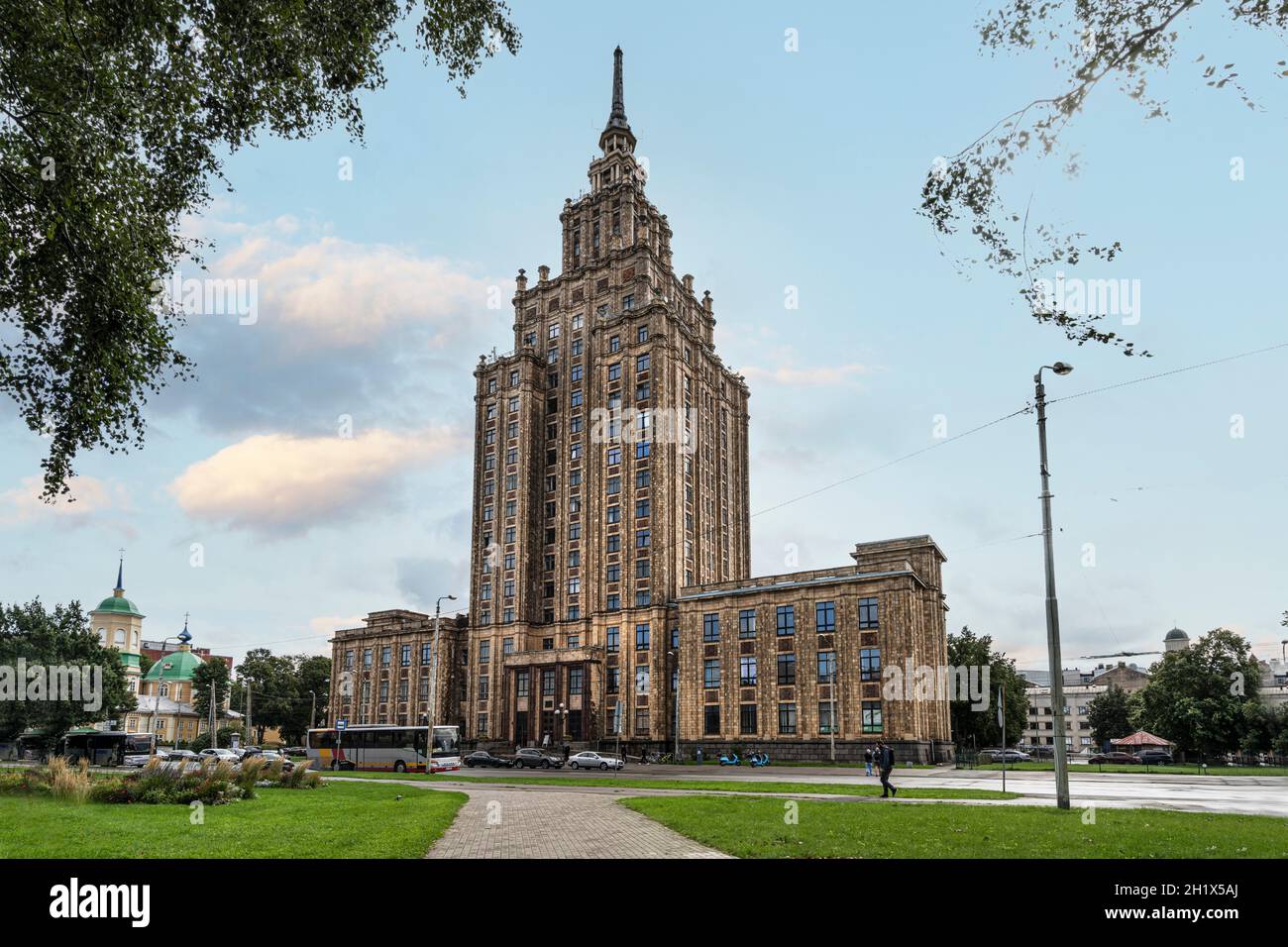 Riga, Lettonia. Agosto 2021. Vista panoramica dell'Accademia Lettone delle Scienze nel centro della città Foto Stock