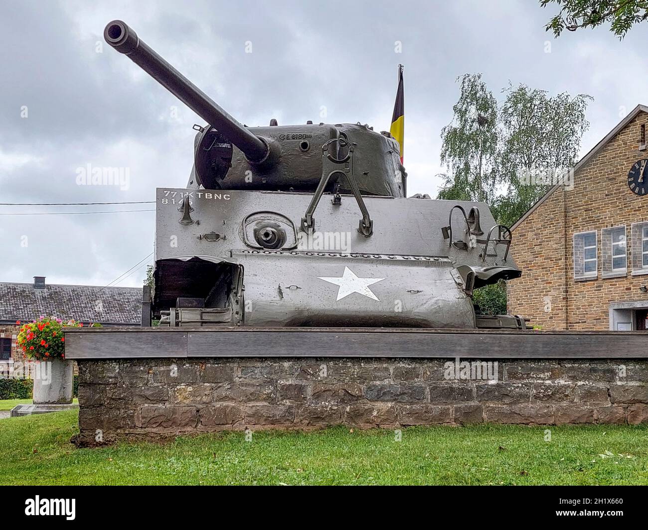 Rendeux, Belgio, 2021 agosto: M4A3(76)w Sherman Tank & Memorial Task Force Hogan Foto Stock
