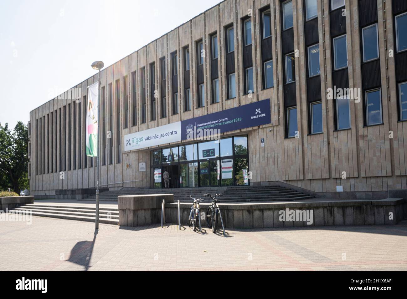 Riga, Lettonia. Agosto 2021. Vista del punto di vaccinazione del Covid 19 nel centro della città Foto Stock