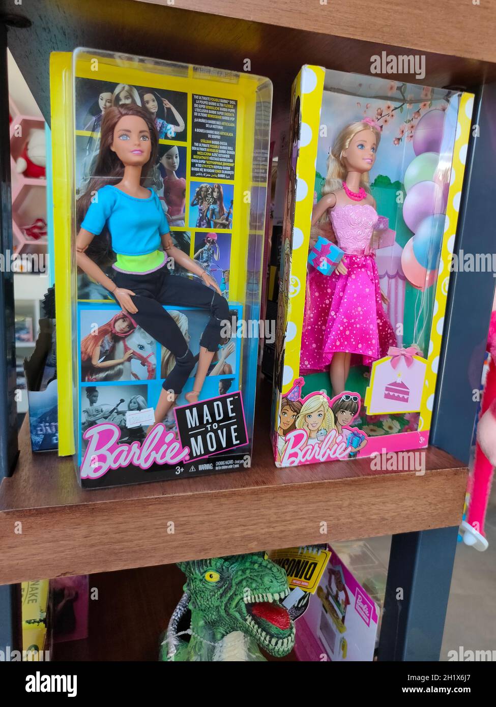 Antalya, Turchia - 11 maggio 2021: Barbie Toys in vendita nel Supermarket Stand. Barbie è una bambola di moda prodotta dalla società americana di giocattoli Matte Foto Stock