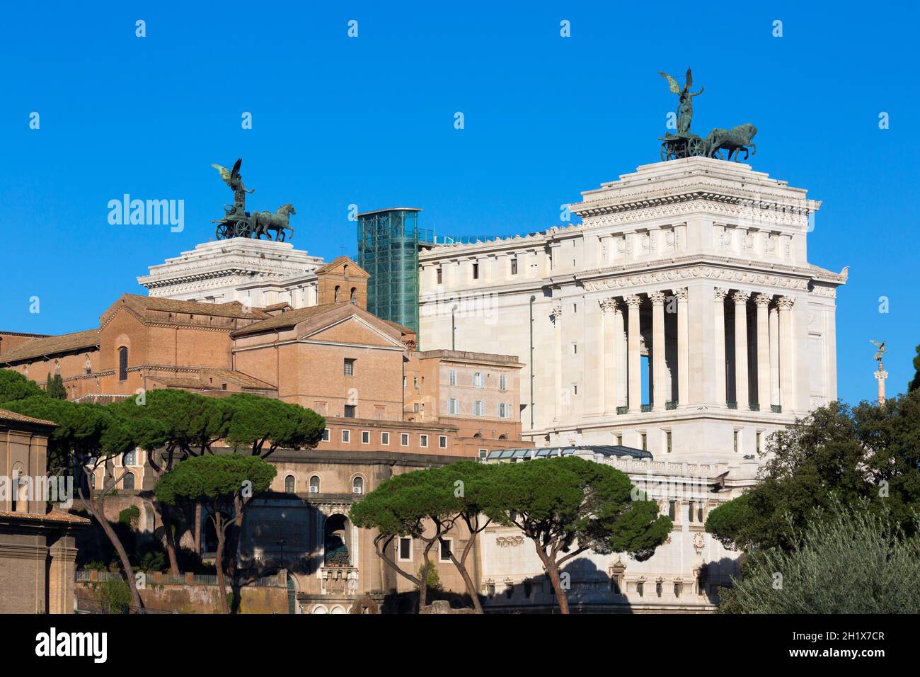 Monumento a Vittorio Emanuele II (Monumento Nazionale a Vittorio Emanuele II) su Piazza Veneta. La Quadriga dell'unità in cima a Propylea, Roma, Ital Foto Stock