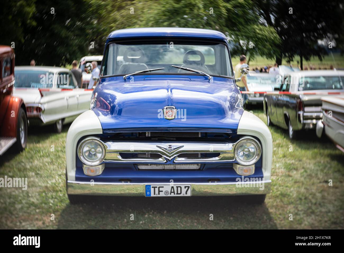 DIEDERSDORF, GERMANIA - 21 AGOSTO 2021: Autocarro a pieno carico Ford F-150, 1956, (seconda generazione). Concentrarsi sul centro. Bokeh vorticoso. La mostra di Foto Stock