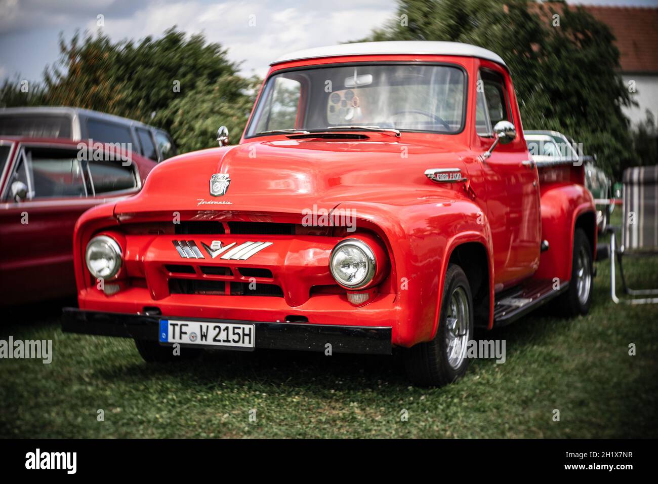 DIEDERSDORF, GERMANIA - 21 AGOSTO 2021: Autocarro a pieno carico Ford F-100 (seconda generazione), 1953. Concentrarsi sul centro. Bokeh vorticoso. La mostra di Foto Stock