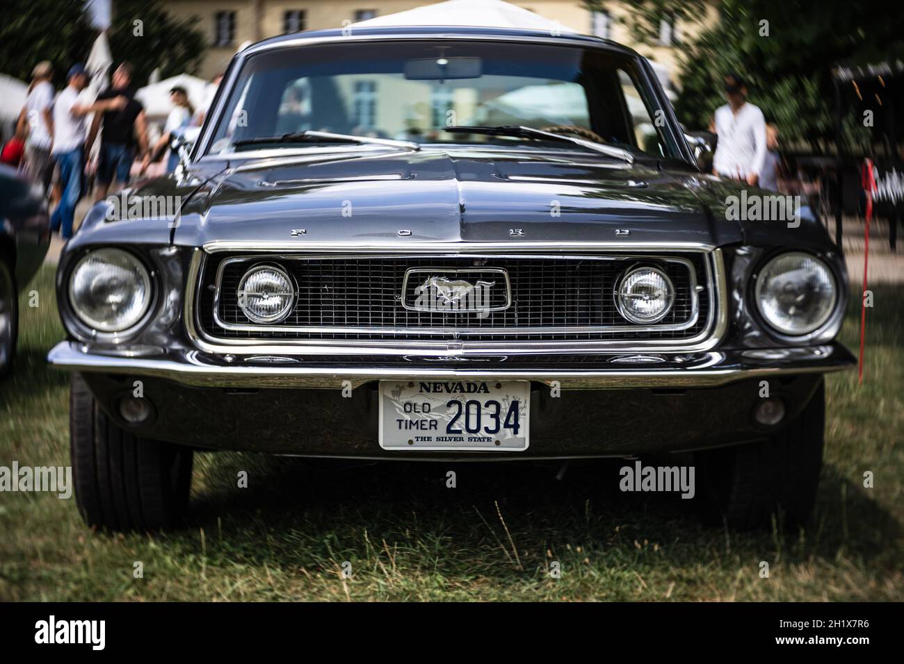 DIEDERSDORF, GERMANIA - 21 AGOSTO 2021: L'iconica vettura sportiva Ford Mustang Fastback Coupe. Concentrarsi sul centro. Bokeh vorticoso. La mostra di 'US Car Cl Foto Stock