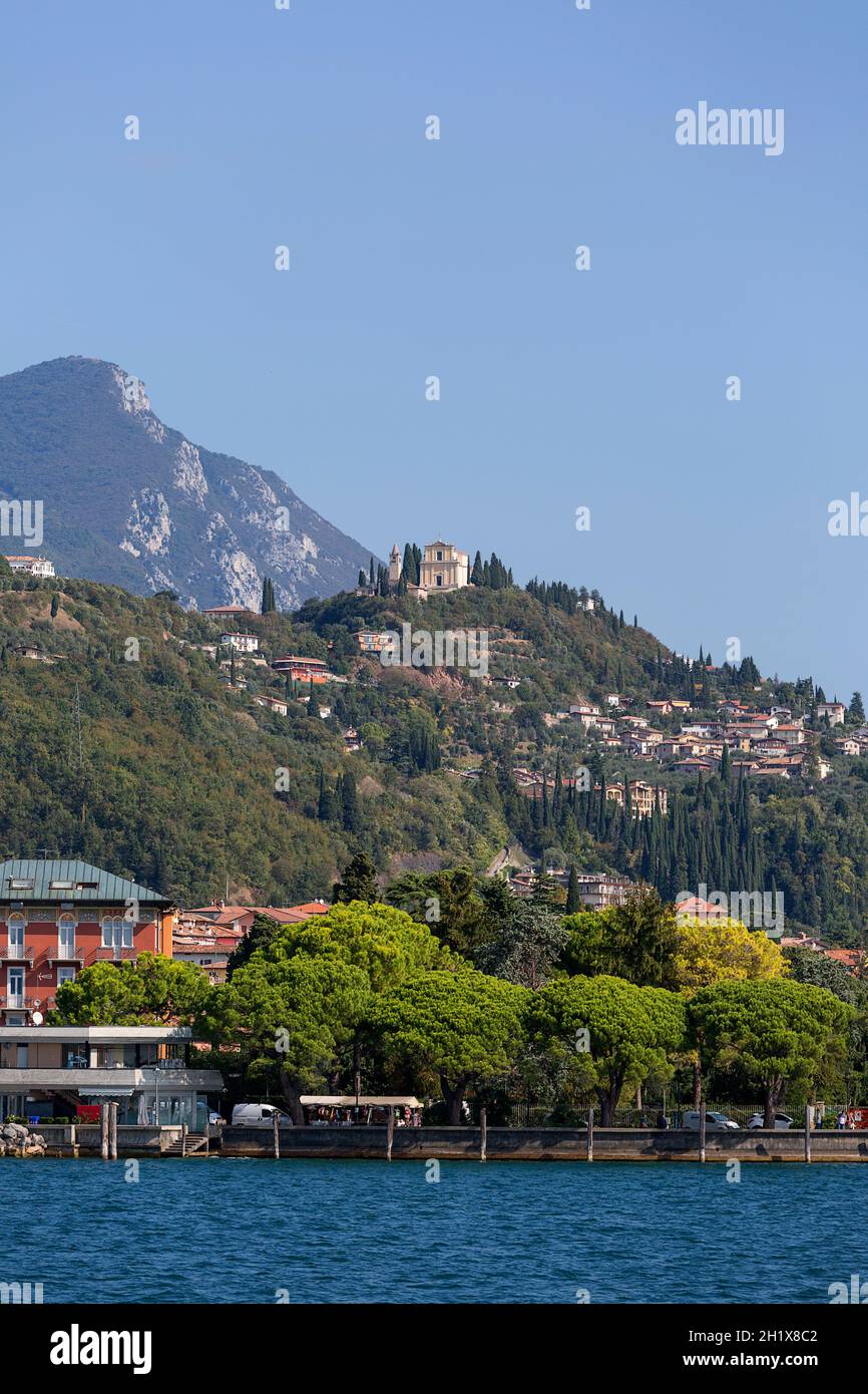 LAGO DI GARDA, ITALIA - 30 SETTEMBRE 2018: Lago di Garda, il lago più grande d'Italia, vista della città dal lago, viale, marino per navi Foto Stock